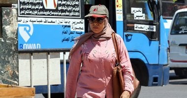 المصريون يتغلبون على ارتفاع درجات الحرارة بالطاقية والشمسية
