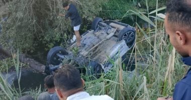 مصرع زوجين وشاب فى انقلاب سيارة داخل مصرف بطريق ميت معلا بمشتول السوق