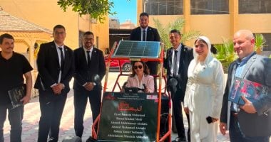 طلاب هندسة الفيوم يبتكرون عربة كهربائية مدعومة بالطاقة الشمسية.. تقدم حلولا ذكية لمختلف التحديات.. وتم تعريضها للاختبارات الميدانية الواقعية وأثبتت كفاءة جيدة.. ولها طرق شحن متعددة.. صور