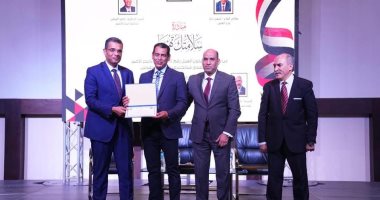محافظ البحر الأحمر ووزير العمل يفتتحان ملتقى السلامة المهنية بالغردقة.. صور