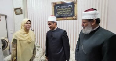 رئيس منطقة الغربية الأزهرية يزور الأولى على الجمهورية بمنزلها لتقديم التهنئة