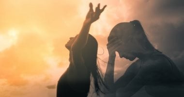 لقاء مع نفسى الصغيرة.. ماذا تكتشف عن حياتك إذا جلست مع نسختك القديمة؟