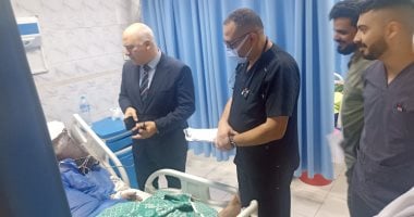واصل عمله رغم مرضه.. مدير صحة القليوبية يكرم طبيب الرعاية المركزة بمستشفى بهتيم