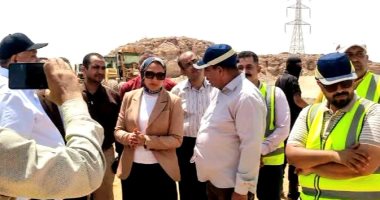 محافظ الوادى الجديد تتابع بدء أعمال رصف طريق الخارجة - الداخلة
