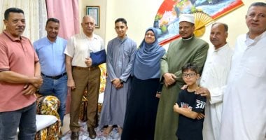 رئيس مركز الداخلة يكرم أوائل الثانوية الأزهرية فى زيارات منزلية تقديرا لتفوقهم