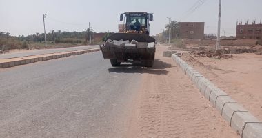 رئاسة مركز الداخلة: استمرار أعمال تركيب البلدورات بامتداد طريق موط - القصر
