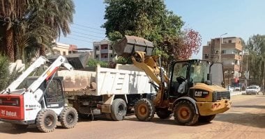 حملات نظافة ومتابعة ميدانية لشكاوى المواطنين بمركز نصر النوبة فى أسوان.. صور