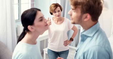 "أصلهم بيحبونا".. هل تكفى هذه الجملة لتبرير تدخلات أهل الزوج؟