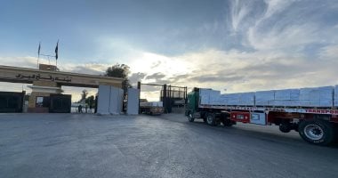 الهلال الأحمر يدفع قافلة «زاد العزة» الـ244 مُحملة بمساعدات إنسانية إلى غزة