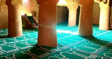 "عين علم" أغرب وأقدم مسجد فى بلاط بالوادى الجديد.. حارس ذاكرة التراث الإسلامى وجسد روح العمارة الواحاتية القديمة.. وتصميمه متوافق مع البيئة الصحراوية وتم ترميمه ضمن مشروع إنقاذ المدينة التاريخية العتيقة.. صور