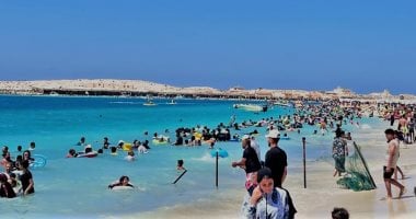 ارتفاع الحرارة يزيد الإقبال على شواطئ مطروح والساحل الشمالي الخلابة .. صور