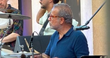 شريف منير يصل إلى الأوبرا مبكرا للاطمئنان على تجهيزات حفل نوستالجيا باند