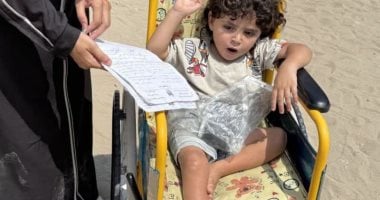 بين كرسي متحرك وشظية لم تغادر جسده.. الطفل الفلسطينى محمد أبو عجوة يخوض معركة يومية مع الألم في غزة وسط أزمة صحية متفاقمة .. شظية من جيش الاحتلال تهدد مستقبل صاحب الثلاث سنوات وحلمه بالعودة إلى الحياة