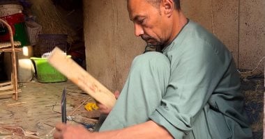 من قنا إلى إيطاليا.. صانع يحول الجريد لتحف فنية تنافس فى معارض دولية "صور"