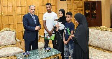 محافظ الشرقية يكرم أسرتى "شهيدى العمل" بمشروعى "المحاجر والمخابز"