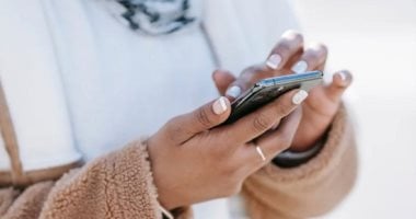 لو مش بتقدر تستغنى عنه طول اليوم.. كيف يؤثر موبايلك على مظهرك الجسدى؟