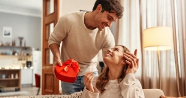 3 أبراج تفضل التعبير عن حبها بالهدايا.. أنت منهم؟