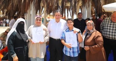 محافظ دمياط يشارك ذوى الهمم يومهم الترفيهى بشاطئ النخيل فى رأس البر
