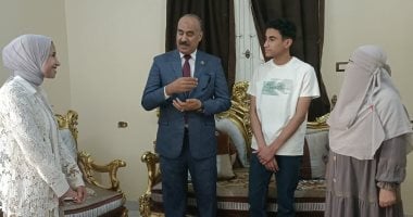 وكيل وزارة التعليم ببنى سويف يزور منزل الطالب مروان حداد 
