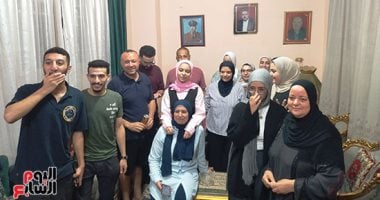 "فى بيتنا متفوقة" فرحة وزغاريد فى منزل شروق شفيق السابعة أدبي بالثانوية العامة.. الطالبة: دعم أسرتي سر تفوقى.. تنظيم الوقت بين القرآن والمذاكرة السبب ونفسى ألتحق بكلية الألسن.. والدتها: ربنا مش بيضيع تعب حد