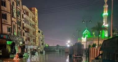 كسر في ماسورة مياه يغرق محيط مسجد عبد الرحيم القنائي 