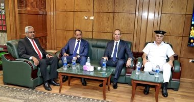 مدير أمن سوهاج الجديد يستقبل المحافظ بمكتبه
