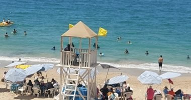 تغيير لون الراية بشواطئ غرب الإسكندرية من الأحمر إلى الأصفر بعد تحسن حالة البحر