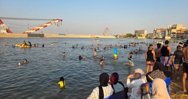 إقبال كبير على شاطئ منتجع التعاون بالإسماعيلية هربا من حرارة الصيف.. فيديو