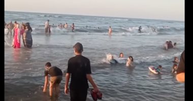 إقبال على مصيف بلطيم.. زوار من المحافظات يستمتعون بالمياه الصافية «فيديو»