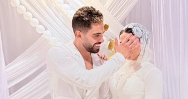 المطرب أحمد فريد وخطيبته 