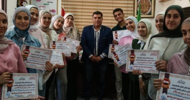مدير الإدارة التعليمية بكفر شكر يكرم أوائل الشهادة الإعدادية