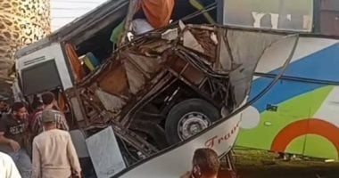 معاينة حادث الواحات.. السرعة الزائدة وراء اصطدام أتوبيس بلوحة الإعلانات