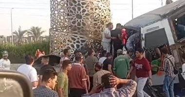 صور حادث اصطدام أتوبيس بلوحة إعلانات بطريق الواحات