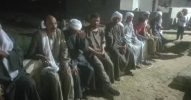 أهالى عزبة محمد يوسف بالفيوم يستعدون لتشييع جنازة 3 من أبناء القرية غرقوا بشاطئ بمطروح