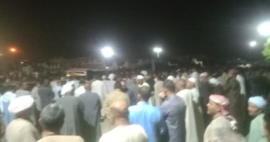 أهالي عزبة محمد يوسف بالفيوم يشيعون جنازة 3 من أبناء القرية غرقوا بشاطئ بمطروح.. صور