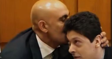 لفتة إنسانية.. وزير التعليم يجلس على الأرض بجوار الأول على الثانوية من ذوى الهمم