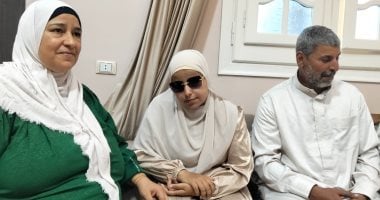 الثانية على الثانوية الأزهرية كفيفة حافظة لكتاب الله.. شيخها: زينات تحدت إعاقتها وحصلت على قراءة حفص وتساعدنى فى تحفيظ القرآن بالكتاب.. ويؤكد: حصدت مراكز متقدمة فى مسابقة شيخ الأزهر