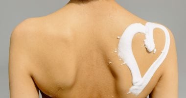 بتستخدمى واقى الشمس كل يوم؟.. 8 أخطاء ممكن تقلل حمايته