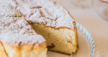 طريقة عمل كيكة الزبادى الهشة بخطوات سهلة