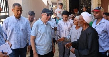 محافظ المنيا يرافق مسنا لمنزله بقرية تانوف ويوجه بدعم أسرته وتوفير فرصة عمل لأحد أبنائه
