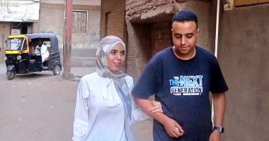 الطالبة فاطمة مع شقيقها