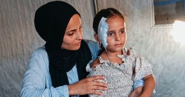 بين الشلل والتقرحات وحرارة الخيمة.. نائلة مريش ابنة الـ23 عاما تصارع الألم بغزة.. ضحية الحرب تفقد الحركة وتواجه التقرحات ونقص العلاج وسط انتظار السفر خارج القطاع.. تحتاج لتحويل طبي يمنحها فرصة لاستعادة حياتها