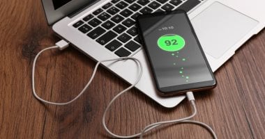 هل استخدام الهاتف أثناء الشحن يضر البطارية؟.. الحقيقة وراء واحدة من أشهر الخرافات