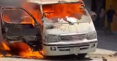 اشتعال حريق بسيارة ميكروباص بأحد شوارع الوراق.. صور