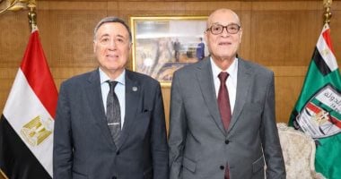 رئيس"الدستورية العليا" وكامل تشكيل المحكمة يهنئون رئيس بهيئة قضايا الدولة