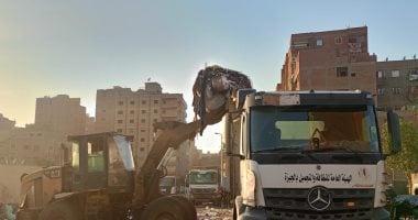 بعد شكاوى المواطنين.. حملة لرفع تجمعات القمامة بشارع المصرف فى بولاق الدكرور