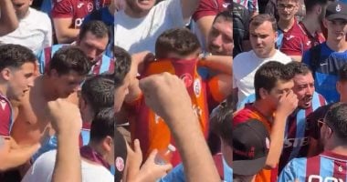 مشجع جالاتا سراي يخلع قميص فريقه في مراسم استقبال محمد صلاح (فيديو)