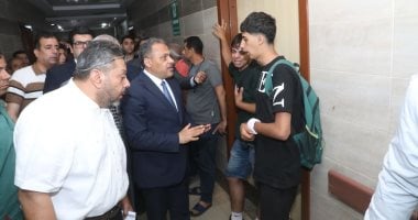 محافظ الشرقية يطمئن على مصابى تصادم أتوبيس رحلات بالطريق الإقليمى.. صور