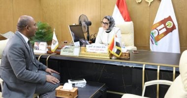 محافظ الوادي الجديد تلتقى مدير مديرية الشئون الصحية فى أول يوم عمل له بالمحافظة