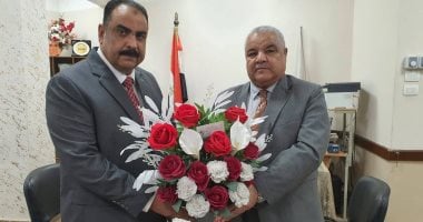 وكيل تعليم الأقصر الجديد يتسلم راية بدء العمل من الوكيل السابق.. صور
